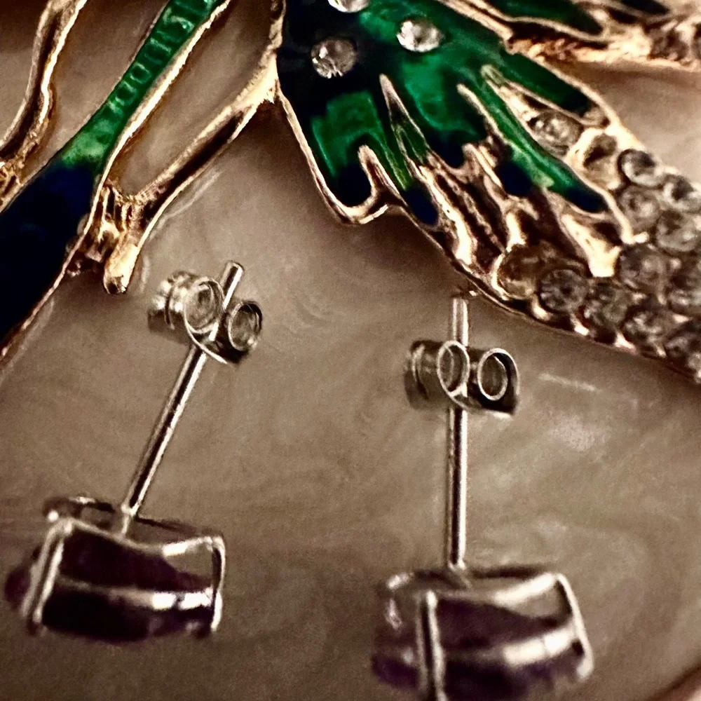 14k solid white gold & 1.94 carats Pear Shaped genuine amethyst earrings - Picture 10 of 12